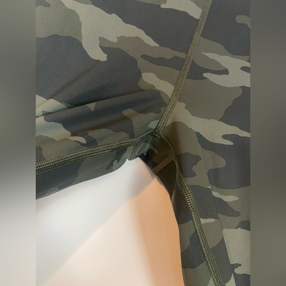 Athleta Ultimate Stash Pocket Camo 7/8 Size Small‎ - Picture 3 of 15